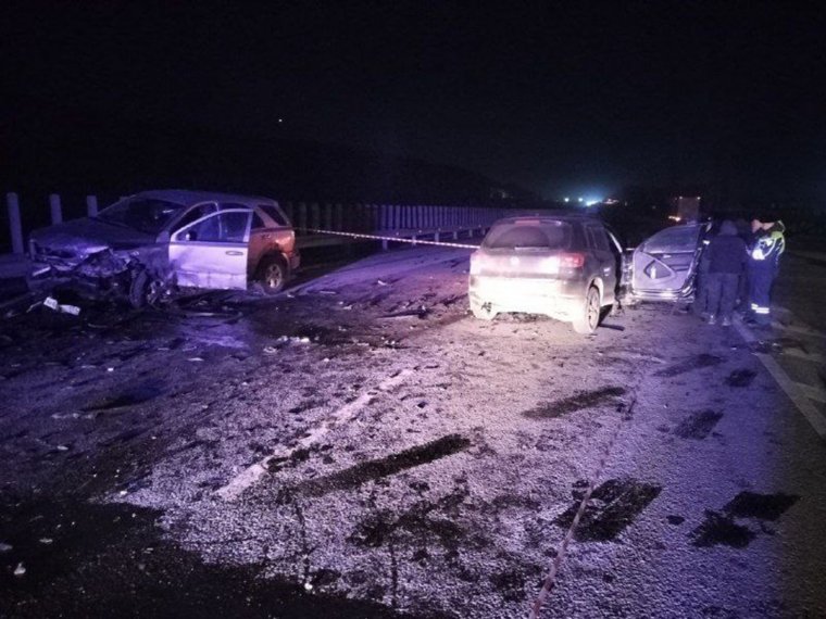 В результате аварии серьезно пострадали автомобили, травмы получили три человека