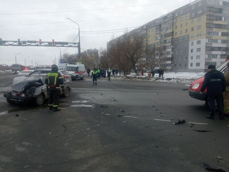 На месте работают сотрудники ДПС