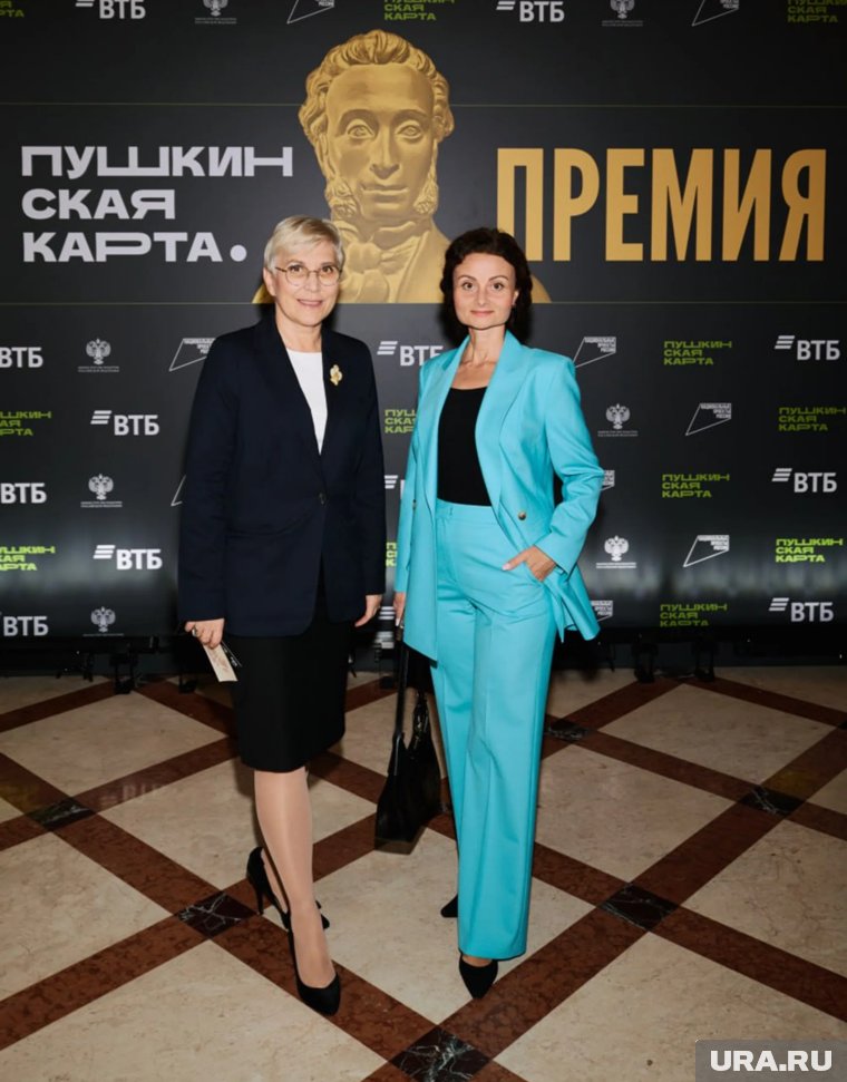 На вручение наград приехали директор депкульта ХМАО Маргарита Козлова и директор СМДТ Светлана Астраханцева