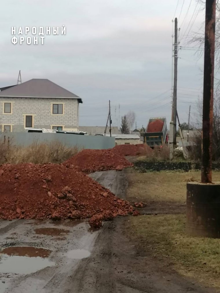 Люди сами отремонтировали дорогу 