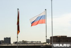 Следователи СУ СКР по ЯНАО приняли участие в церемонии подъема флага