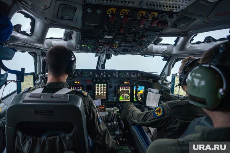 Пилоты самолета подали сигнал тревоги из-за проблем с двигателями, пишет Aviaincident
