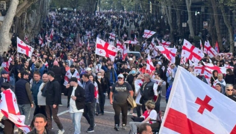 В митинге оппозиции участвуют более 1000 жителей Грузии