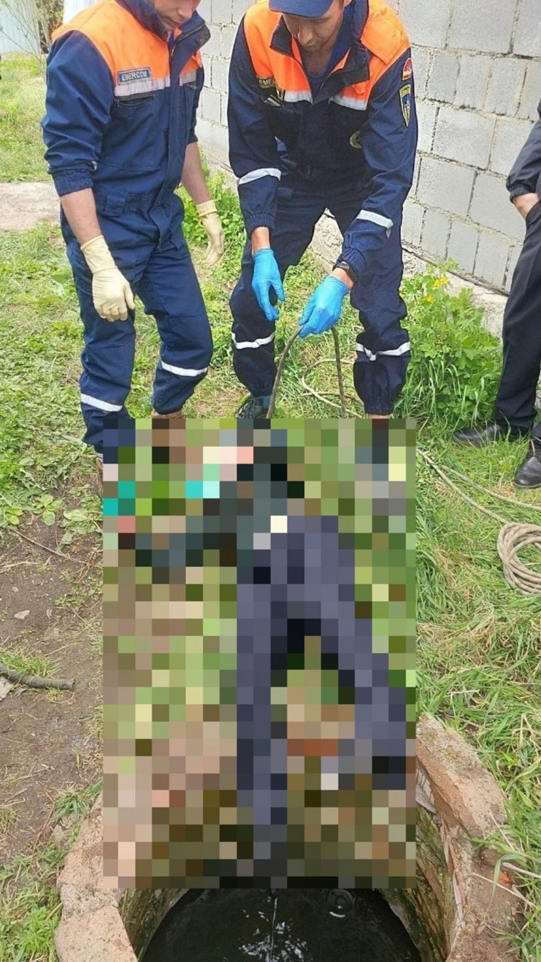 Спасатели достали труп на поверхность
