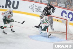 Робинсон поймал клюшкой шайбу в воздухе и отправил ее в ворота