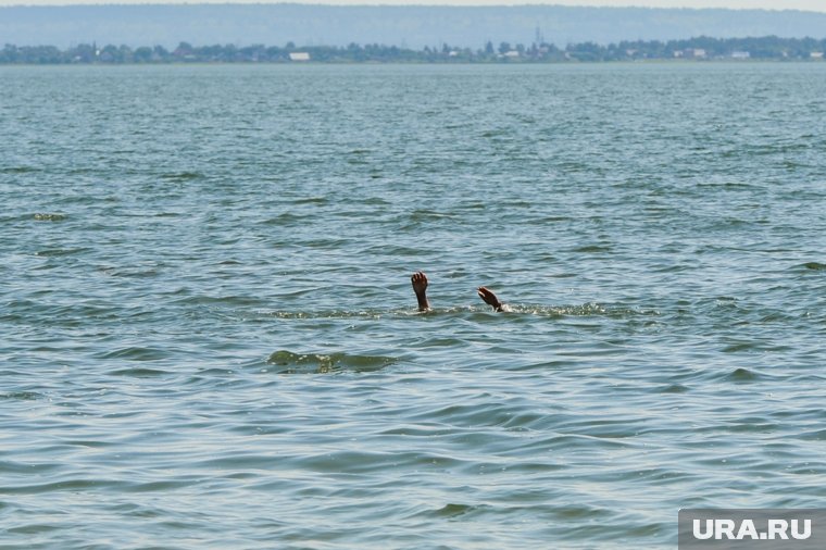 Тонувшего ребенка достали из воды и пытались откачать