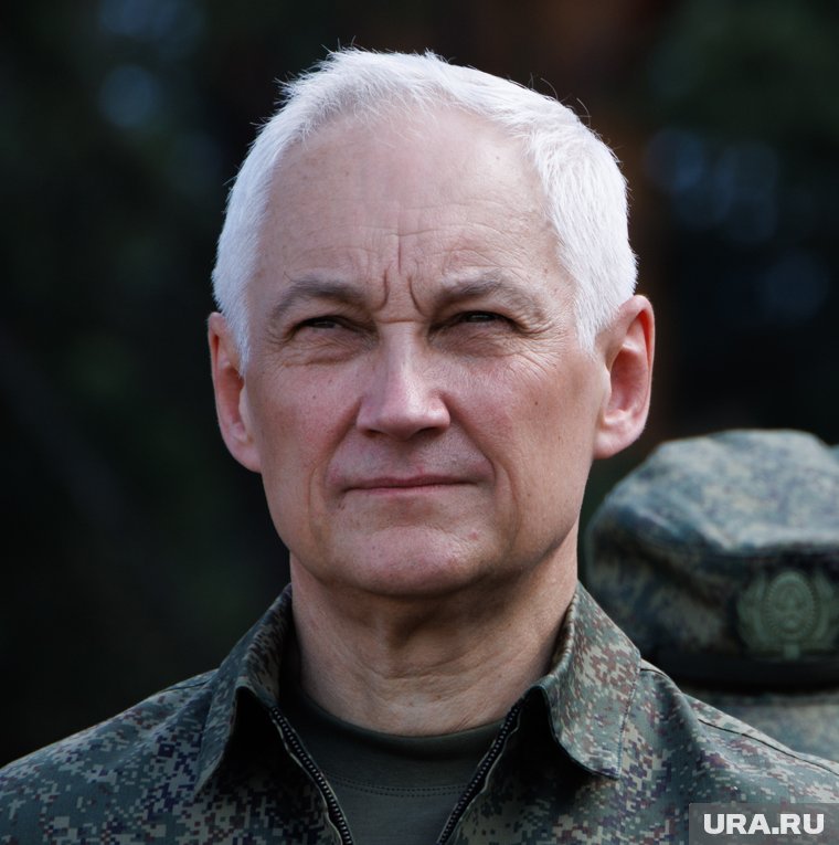 Министр обороны РФ Андрей Белоусов наградил медалью заместителя губернатора ХМАО Азата Ислаева
