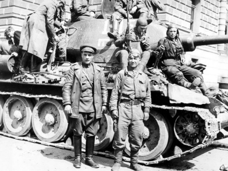 Советские солдаты и офицеры фотографируются у танка Т-34-85 на улицах освобожденной Праги, к 6 мая последний плацдарм немцев пал