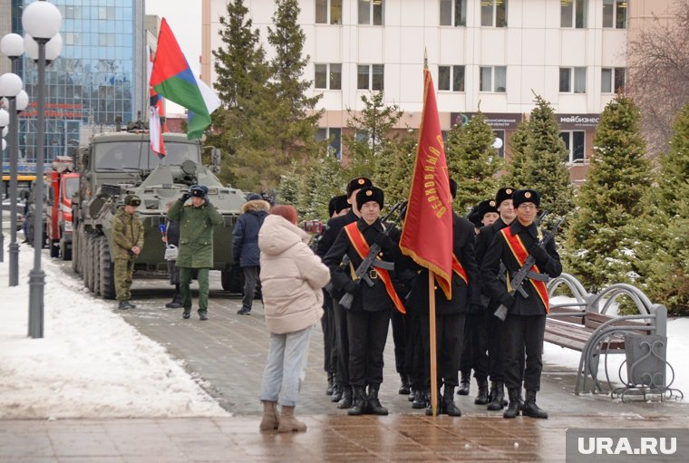 Кроме призывников на площади Памияти - кажеты. курсанты ТВВИКУ, представители МЧС и Росгвардии.