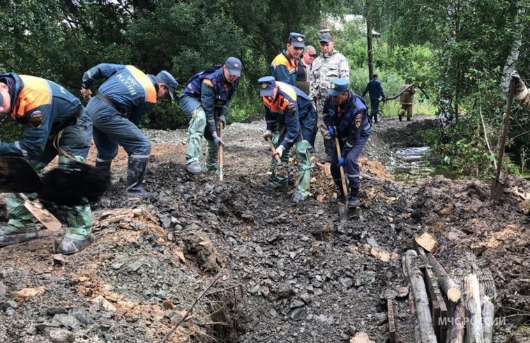 В Миассе Челябинской области очищают русло реки, береговую линию и водопропускные трубы