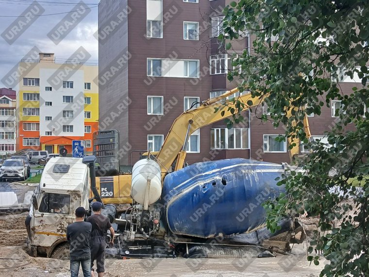 Бетономешалка провалилась под воду из-за ливня