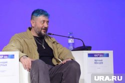Изначально Артемий Лебедев сидел в белом кресле, как и все спикеры