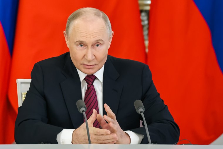 Украина раз за разом нарушает перемирия и любые договоренности, заявил Владимир Путин