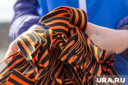 Нефтеюганцы жалуются на подростков, топчущих георгиевские ленты