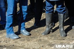 Один из сбежавших может быть одет в резиновые сапоги