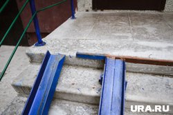 Мама ребенка просит установить пандус в доме с 2016 года
