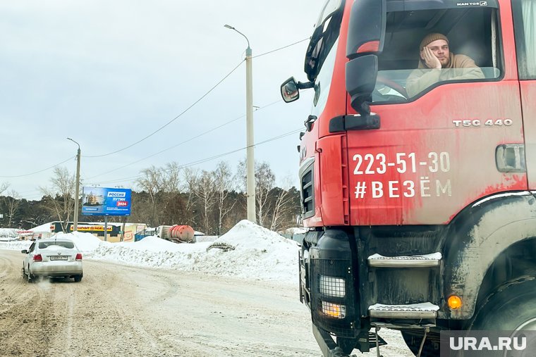 Самосвал не успел затормозить перед перекрестком