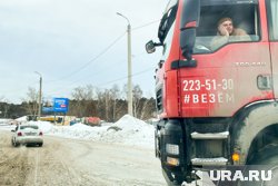 Самосвал не успел затормозить перед перекрестком