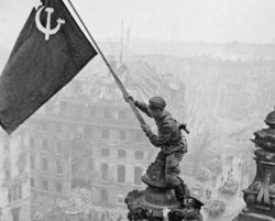 Под командованием Бересты Михаил Егоров и Мелитон Кантария установили Знамя Победы на крыше берлинского рейхстага