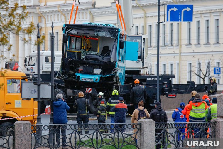 Тормоза автобуса, упавшего в реку в СПБ, были исправны, отмечает 112