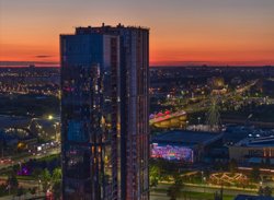 Челябинец сделал возлюбленной предложение, подарив ей гигантское сердце