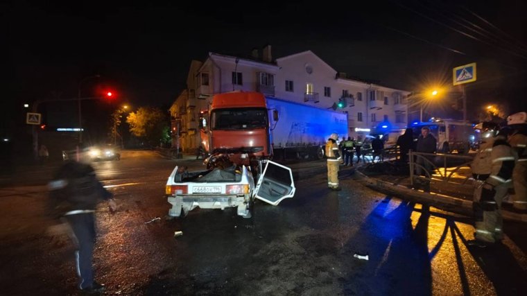 Со слов очевидцев, водитель легковушки ехал на большой скорости