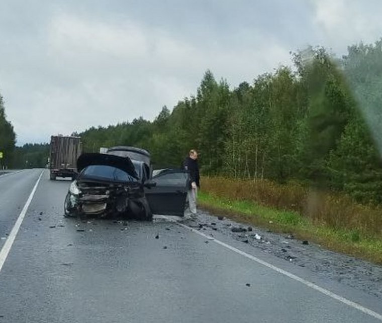 Разбитый черный седан остался на дороге