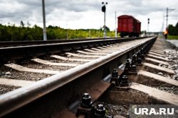 Ребенок оказался в опасной близости от железной дороги