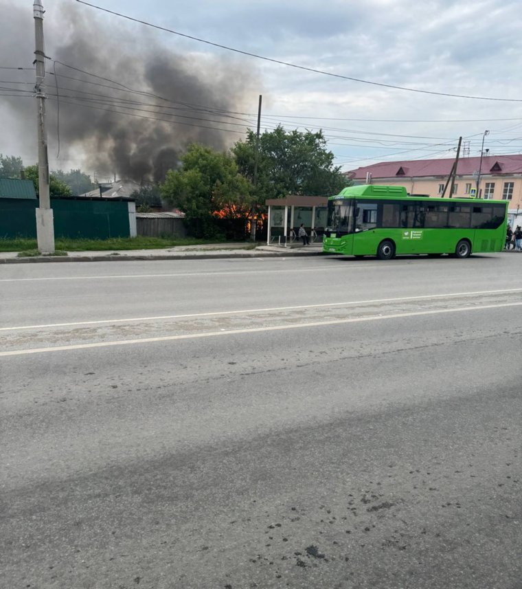Сарай горит рядом с остановкой