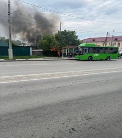 Сарай горит рядом с остановкой