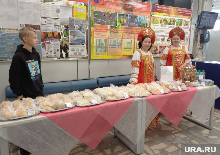 Екатеринбурженки в кокошниках на входе в гимназию №13
