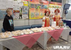 Екатеринбурженки в кокошниках на входе в гимназию №13
