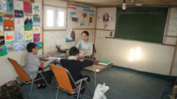 Учительница Нелли Чарду со «второй сменой» долганской школы на стойбище Жарковых
