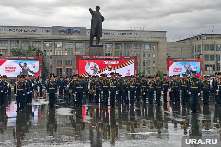 Командовал прохождением войск Саратовского гарнизона подполковник Евгений Чалый