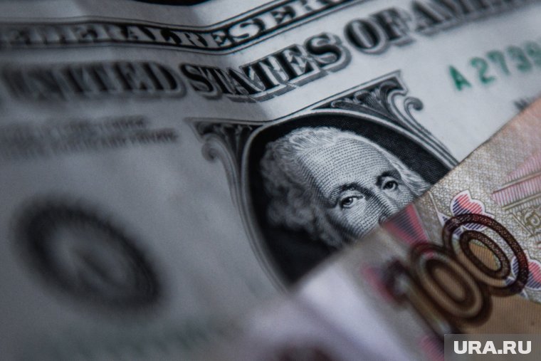 С начала ноября курс российской валюты обесценился почти на 15%