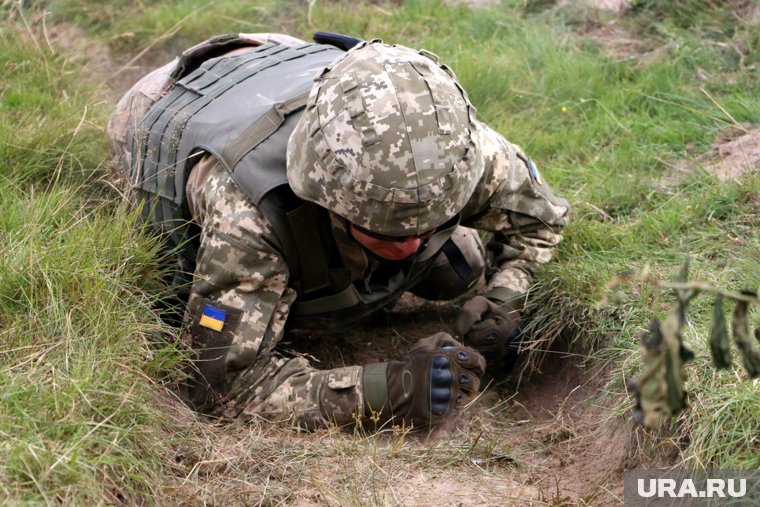 Военный ВСУ голышом бежал с позиций через реку