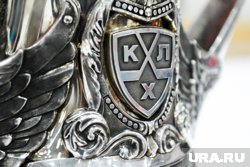 Кубок ненадолго установили на всеобщее обозрение