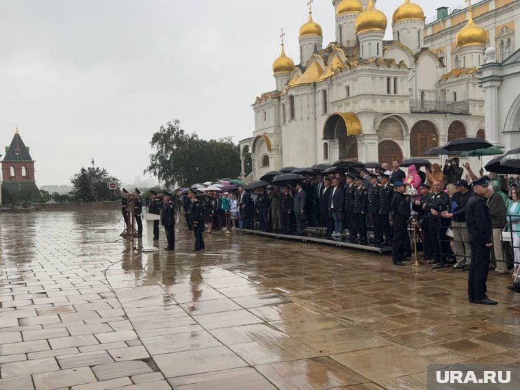 Родственники и почетные гости спрятались под зонтами