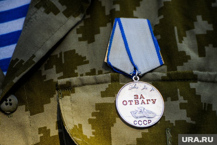 Медаль «За отвагу» из рук главы региона получил замкомандира отряда «Барс-31» Денис Сидякин