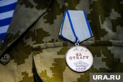 Медаль «За отвагу» из рук главы региона получил замкомандира отряда «Барс-31» Денис Сидякин