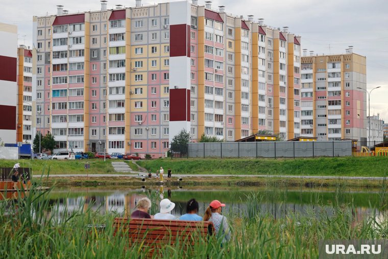 Девочка упала из окна квартиры
