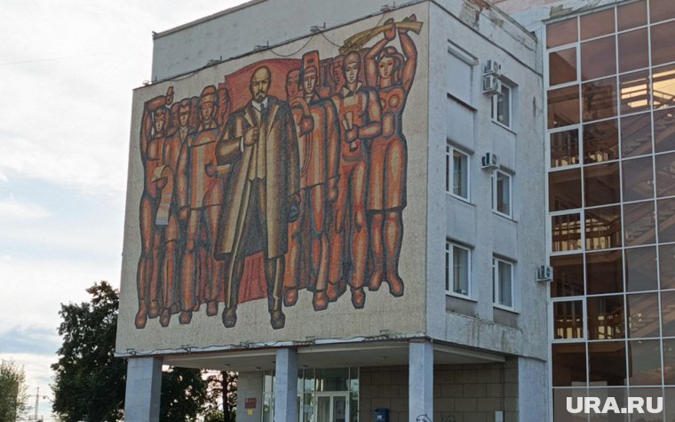Ленин стал шестипалым из-за того, что рабочие ошиблись, когда делали тень на руке на огромной мозаике