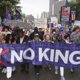 Филадельфия вышла с протестами против Трампа в его день рождения. Фоторепортаж