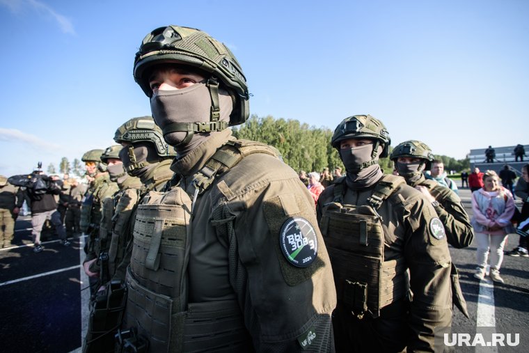 Военнослужащие приезжают в отпуск в Надым к своим семьям