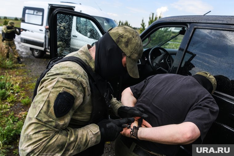 Полицейские задержали пьяного водителя, угрожавшего им ножом