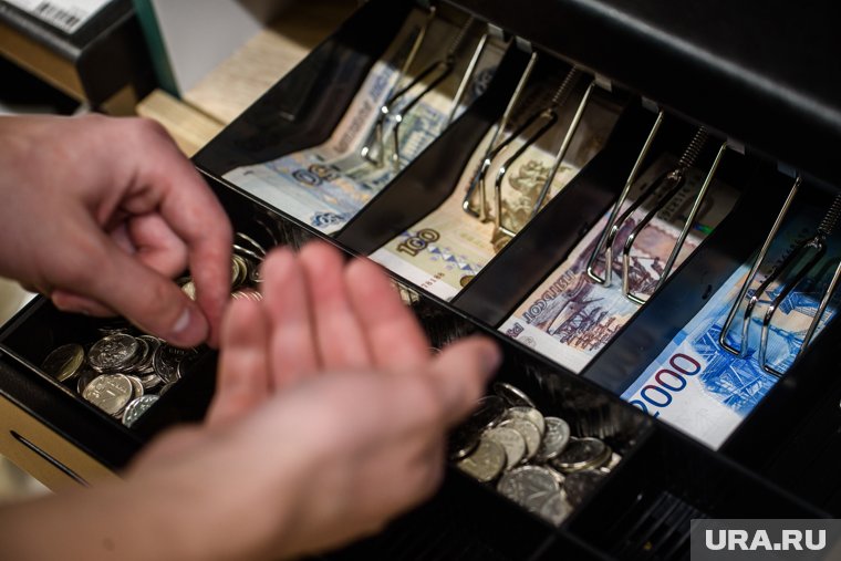 Директор магазина обокрала продавцов и владельцев