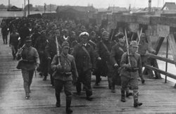 Американские журналисты опасаются противостояния Японии. На фото - японские солдаты конвоируют военнопленных из армий союзников