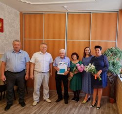 Ветеран Великой Отечественной войны Африкан женился 10 июня (в центре)