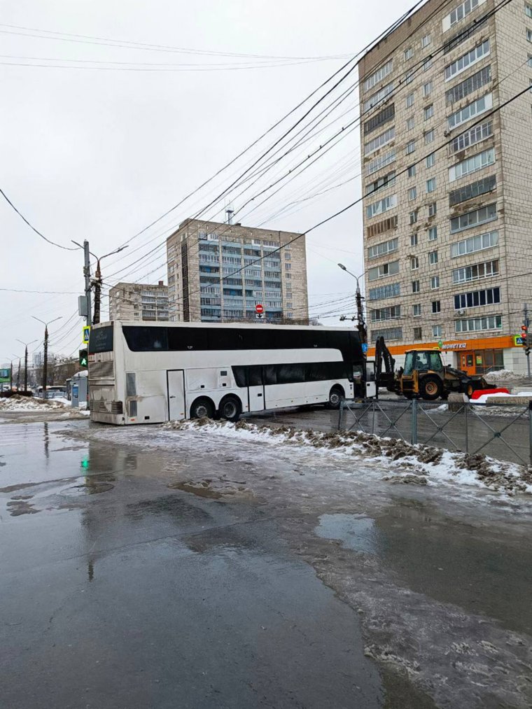 Автобус перегородил улицу