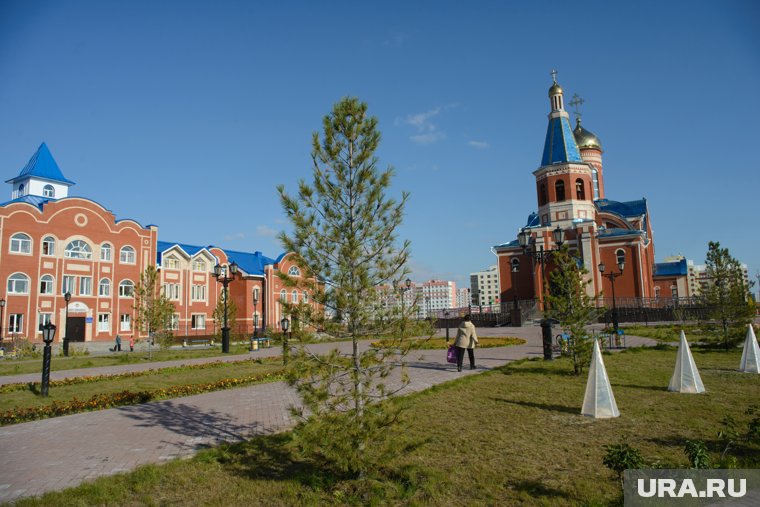 В Новом Уренгое взялись за обустройство почвенного грунта на общественных территориях 